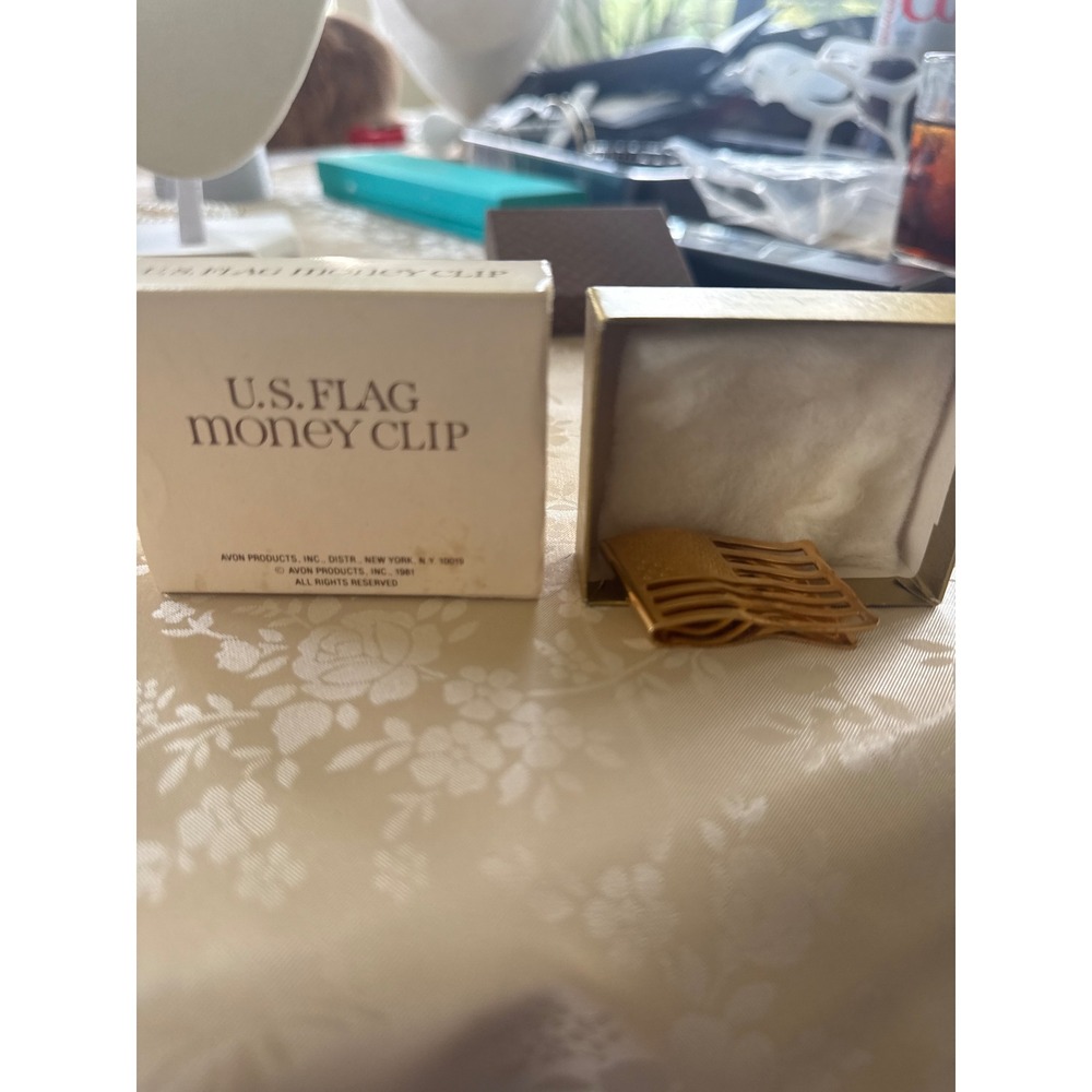 Vintage Avon US Flag Money Clip Gold Tone Patriotic Americana 1981 with Box - Picture 6 of 6